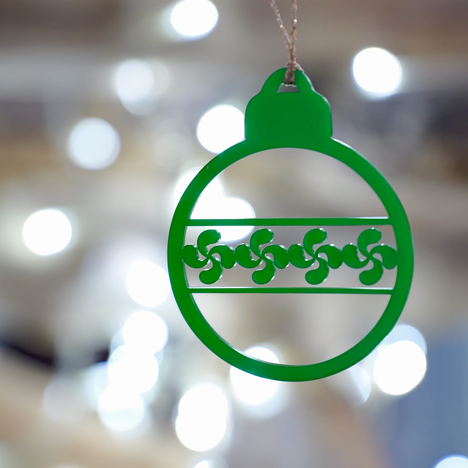 Boule Noël petite croix basque verte